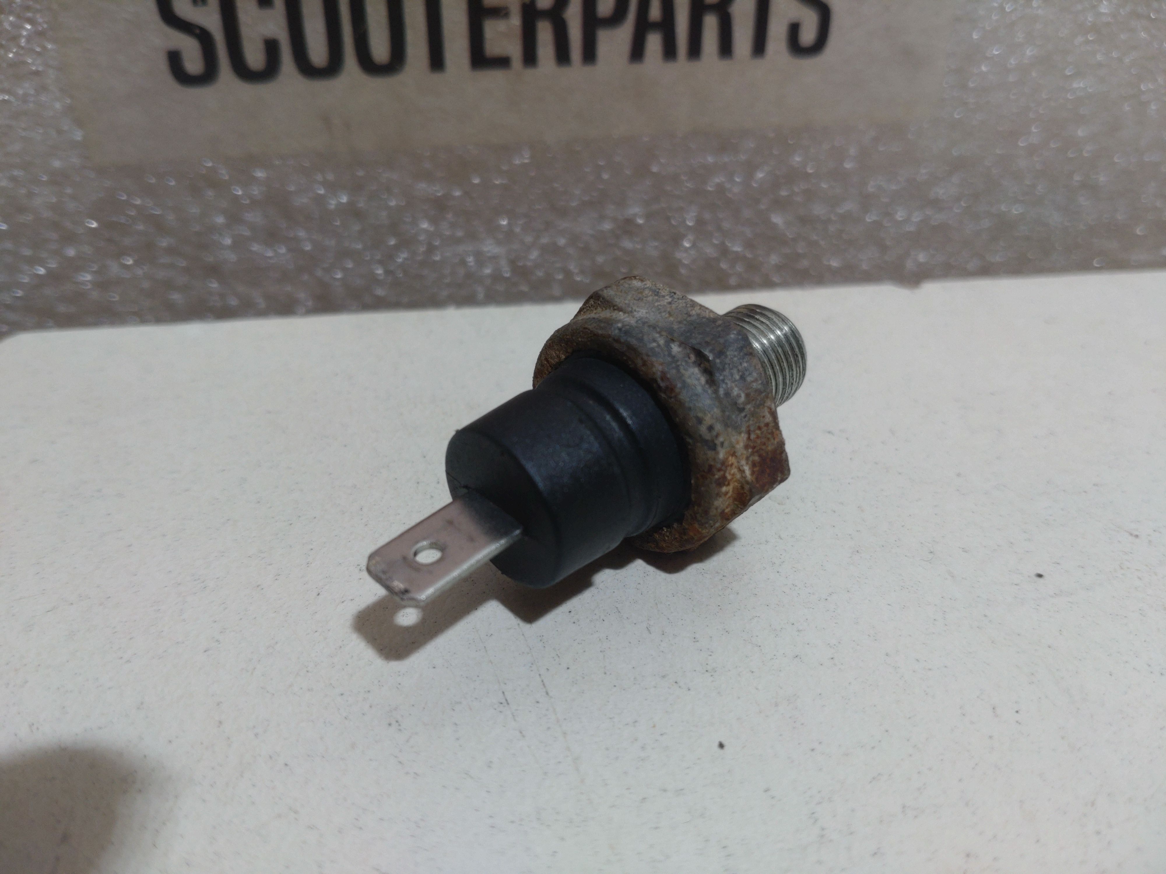 Öldrucksensor Aprilia Tuono 125 4T E4 ABS 2017 Piaggio M545M Öldruckschalter 1D001138