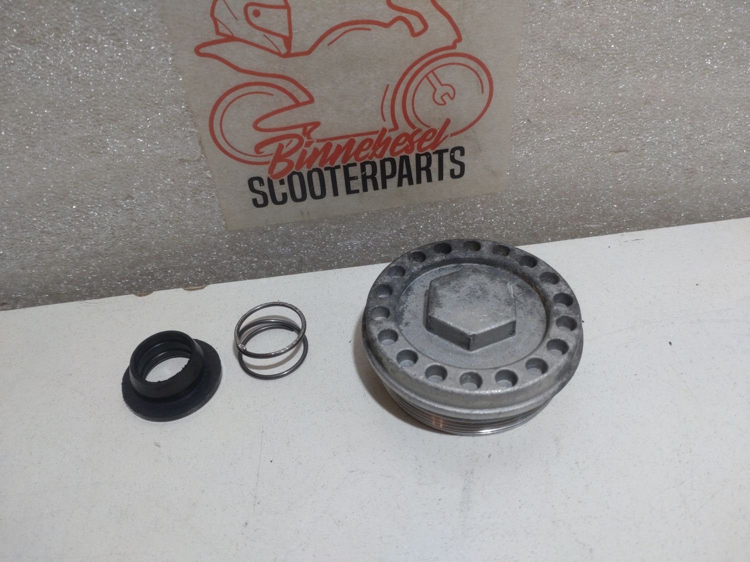 Ölfilterdeckel Aprilia Tuono 125 4T E4 ABS 2017 Piaggio M545M +Feder