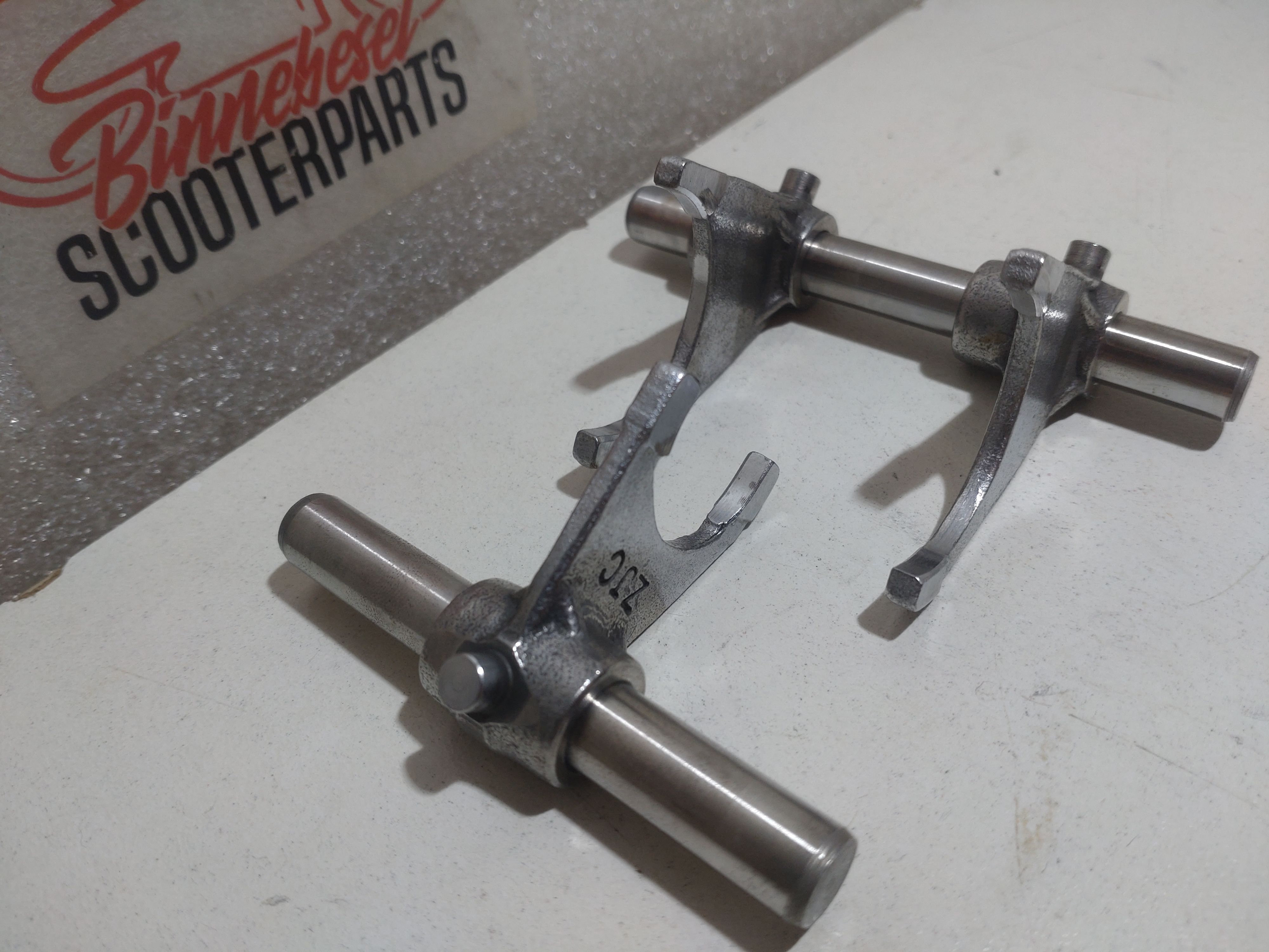 Schaltgabeln Aprilia Tuono 125 4T E4 ABS 2017 Piaggio M545M Komplett +Bolzen