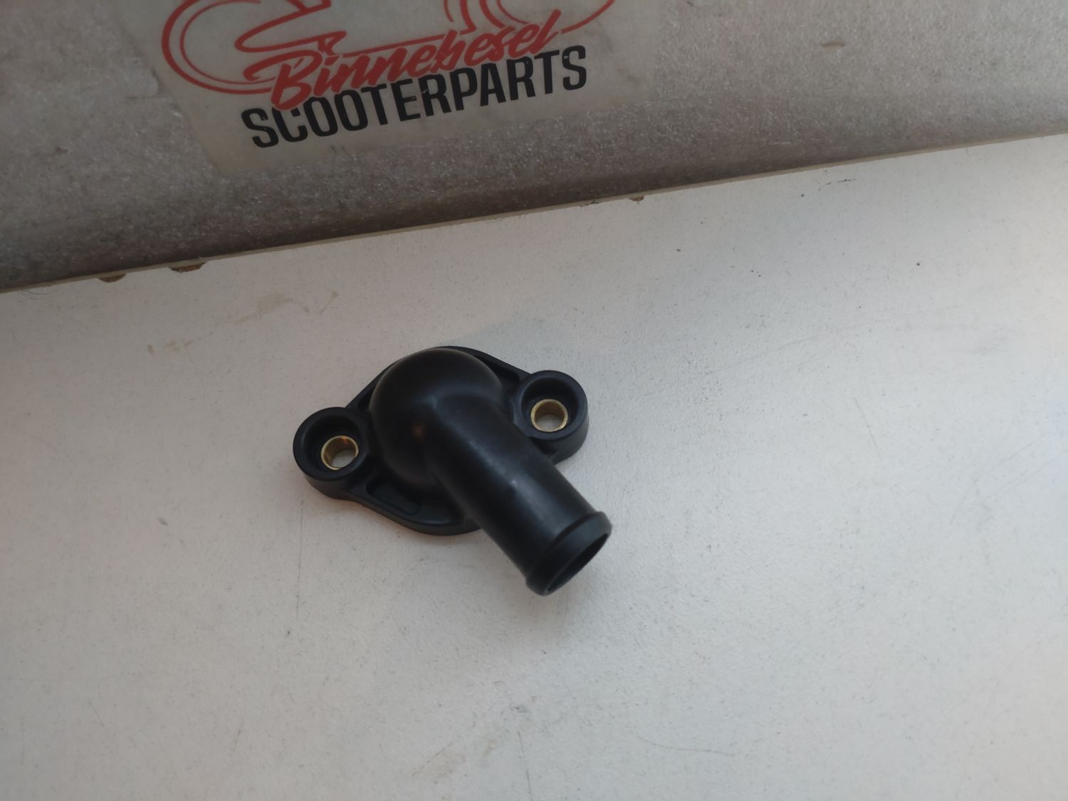 Wasseranschluss Aprilia Tuono 125 4T E4 ABS 2017 Piaggio M545M Deckel Thermostat Zylinder 898431