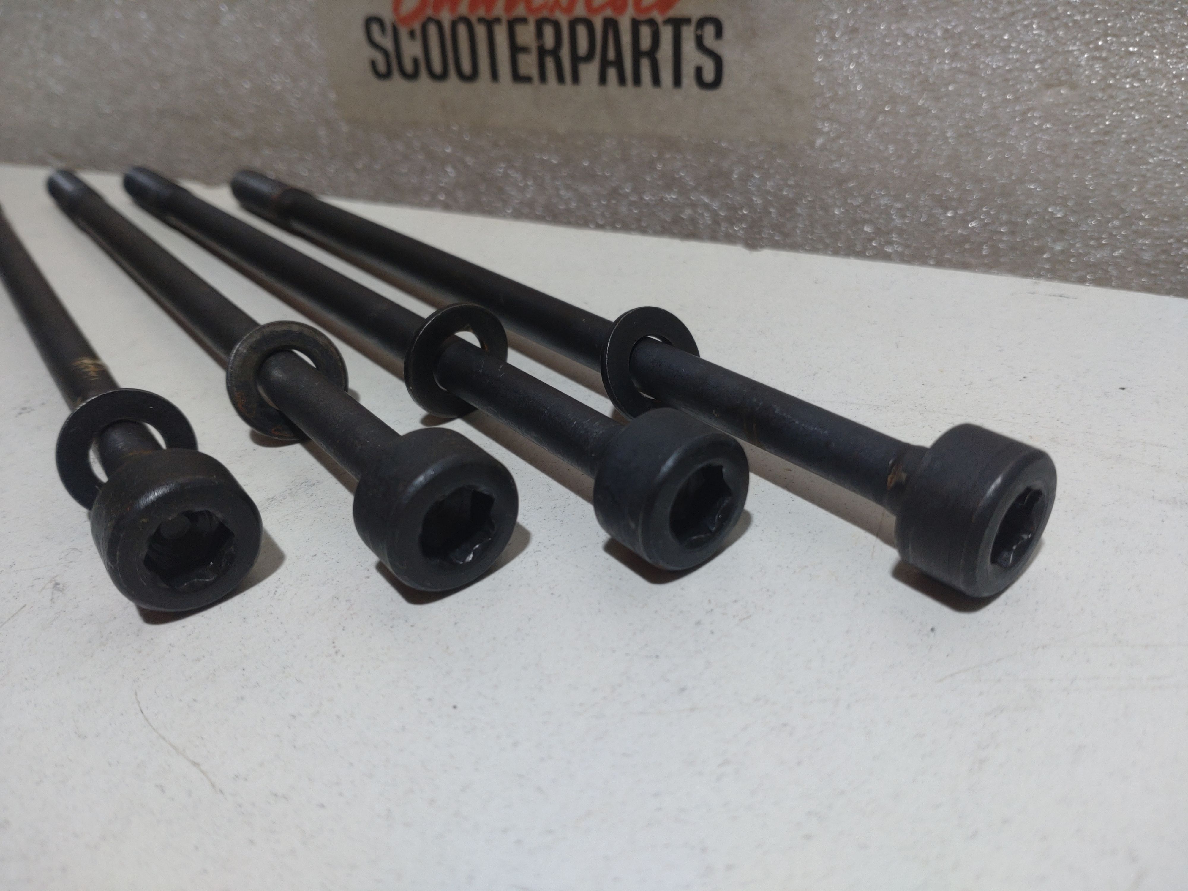 Zylinderschrauben Aprilia Tuono 125 4T E4 ABS 2017 Piaggio M545M Stehbolzen 4er Set