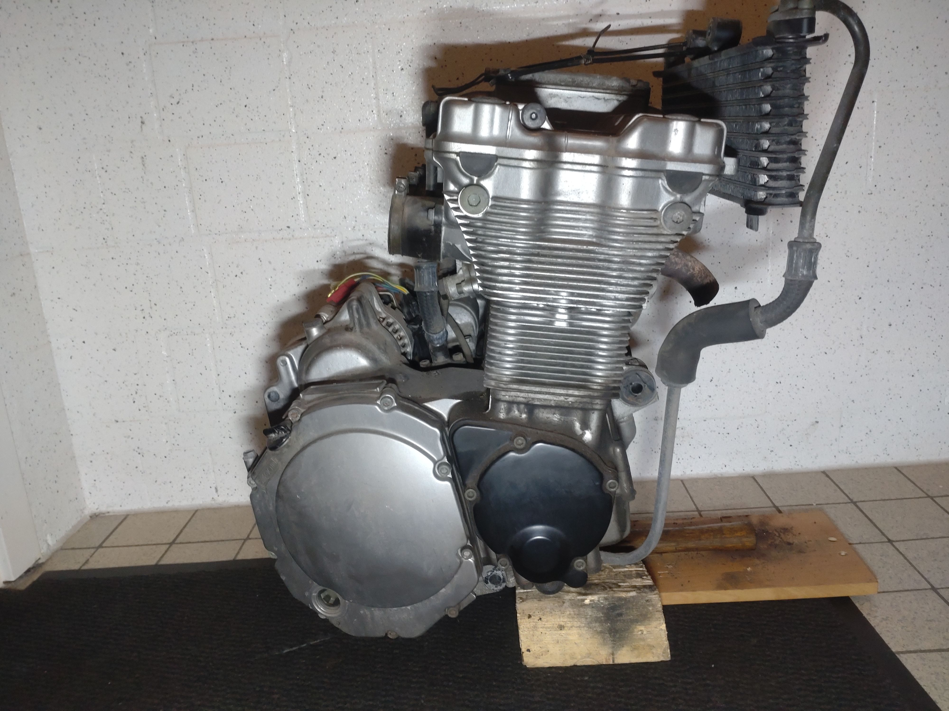 Motor Suzuki GSX 600 FU Typ AJ Komplett +Lichtmaschine +Anlasser N717-110907