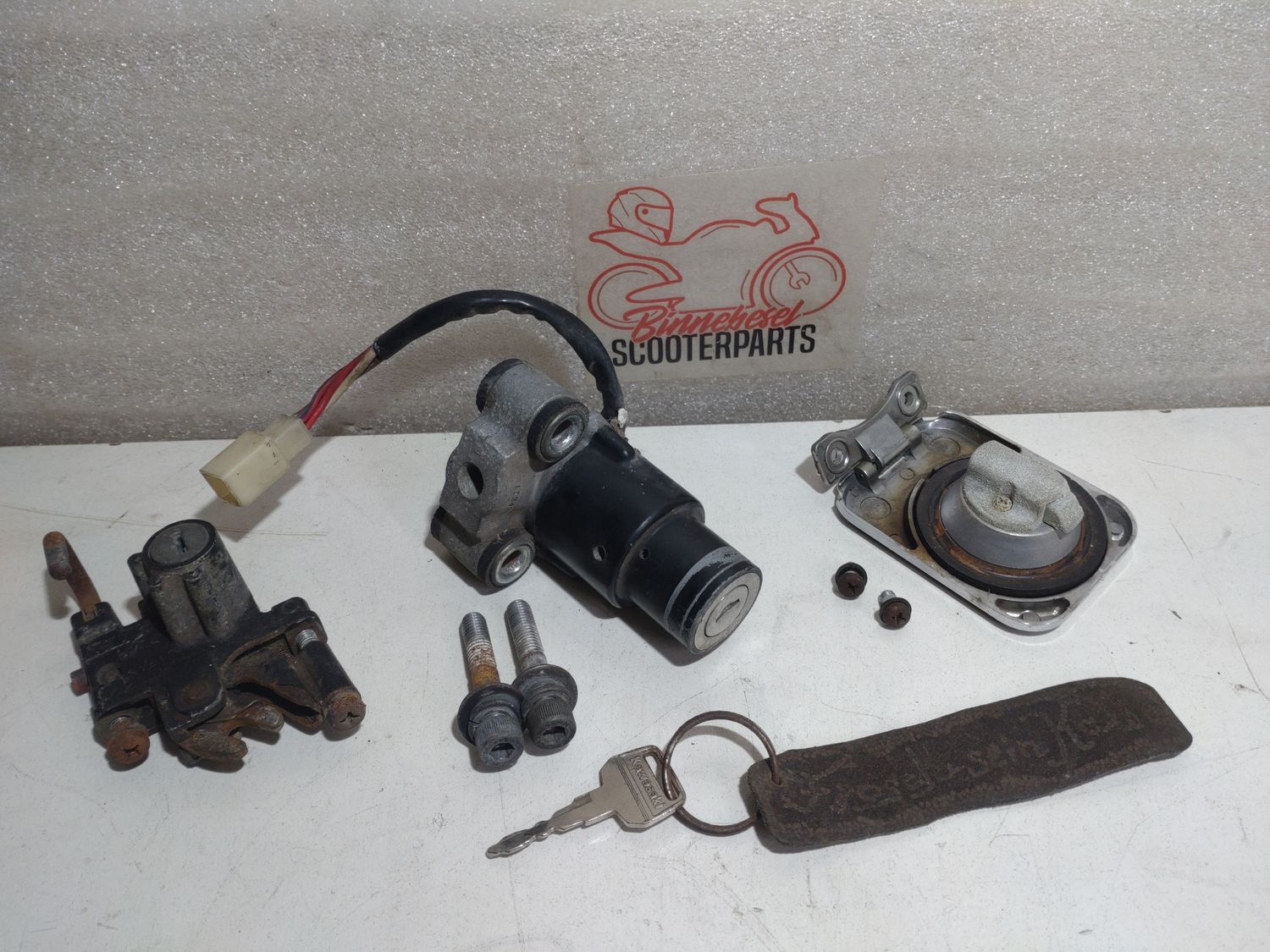 Schlosssatz Kawasaki LTD 440 KZ440A Komplett +1 Schlüssel Zündschloss Tankdeckel Sitzbankschloss