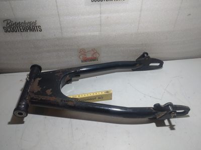 Schwinge Kawasaki LTD 440 KZ440A Hinterrad +Hülse (Kettenschutz Halter abgerissen aber dabei) Schwinge Kawasaki LTD 440 KZ440A Hinterrad +Hülse (Kettenschutz Halter abgerissen aber dabei)