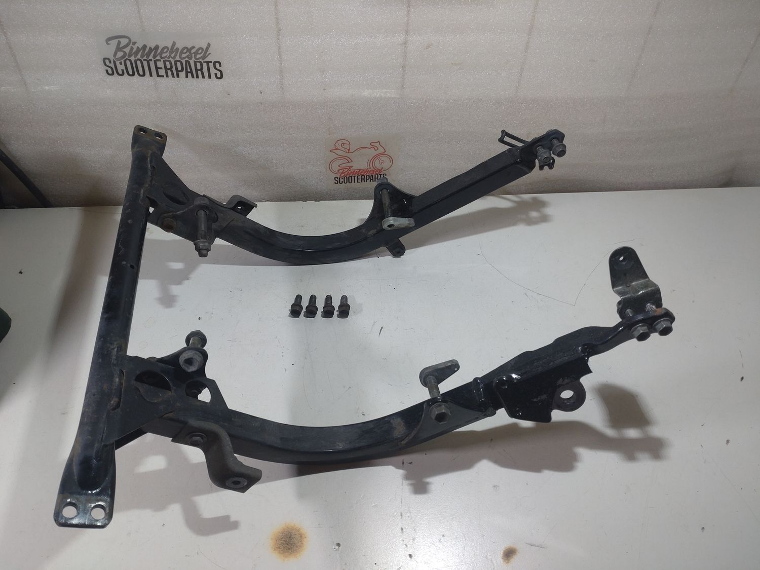 Rahmenteil Suzuki GSX 600 FU AJ Motorhalter Schwinge +Schrauben Motorschwinge Rahmen Hilfsrahmen