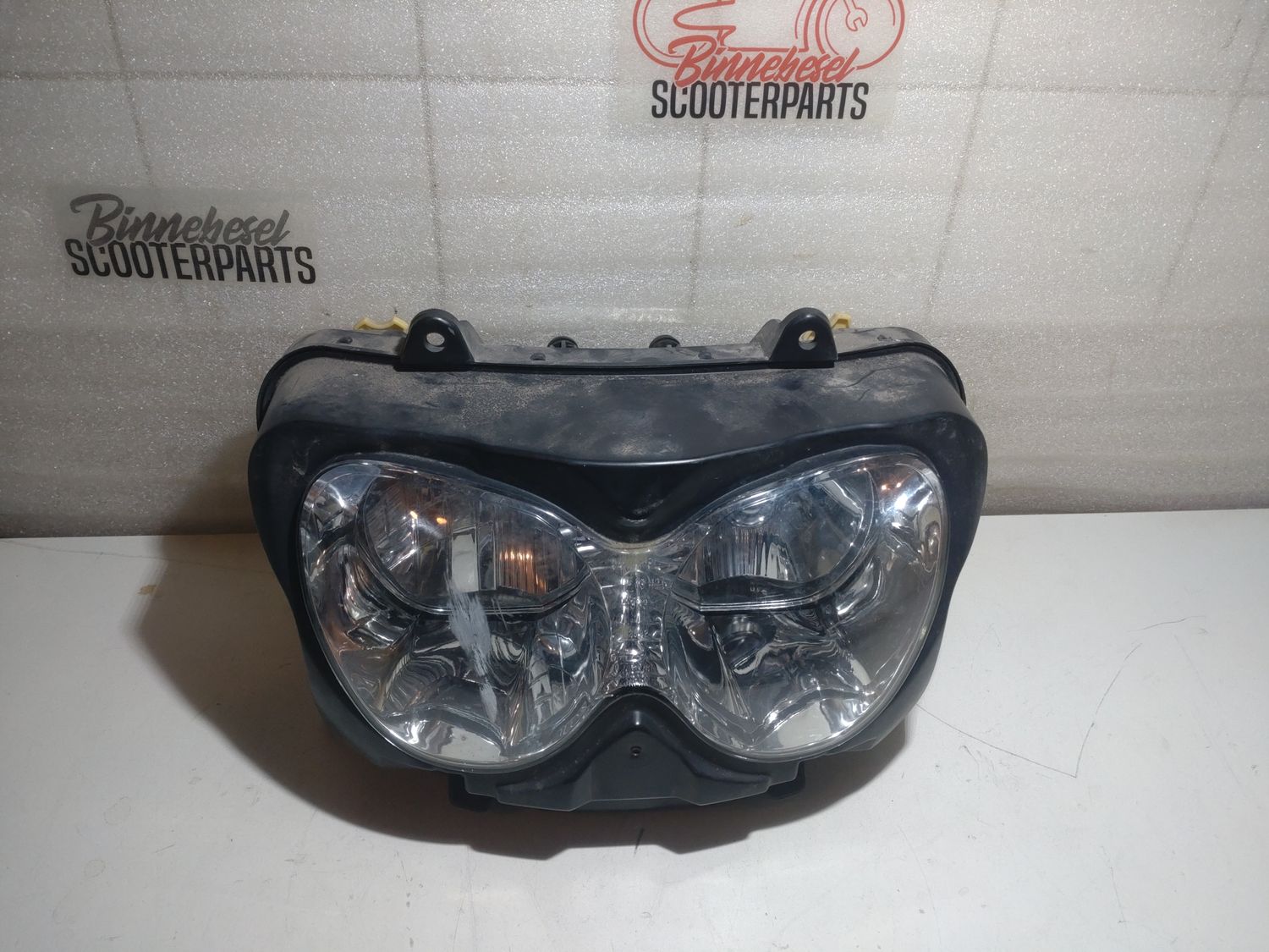 Scheinwerfer Suzuki GSX 600 FU AJ Komplett (Kratzer) Koito 32592