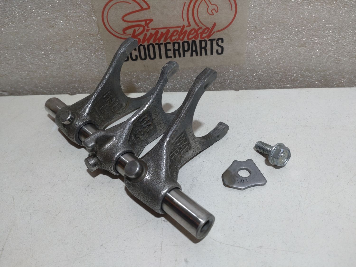 Schaltgabeln Honda CBR 900 RR SC33 #2 Komplett +Welle +Feststellplatte 24211 +24212 +24213-MAL-600 Schaltgabeln Honda CBR 900 RR SC33 #2 Komplett +Welle +Feststellplatte 24211 +24212 +24213-MAL-600