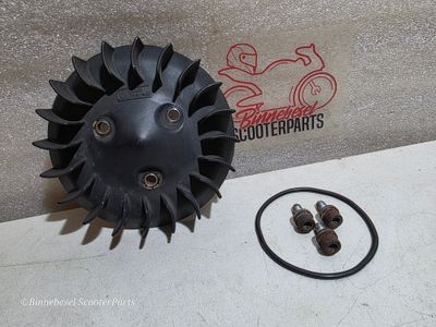 Lüfterrad Minarelli Yamaha Zest 50 4FW #5 Schwarz Lüfterrad Minarelli Yamaha Zest 50 4FW #5 Schwarz