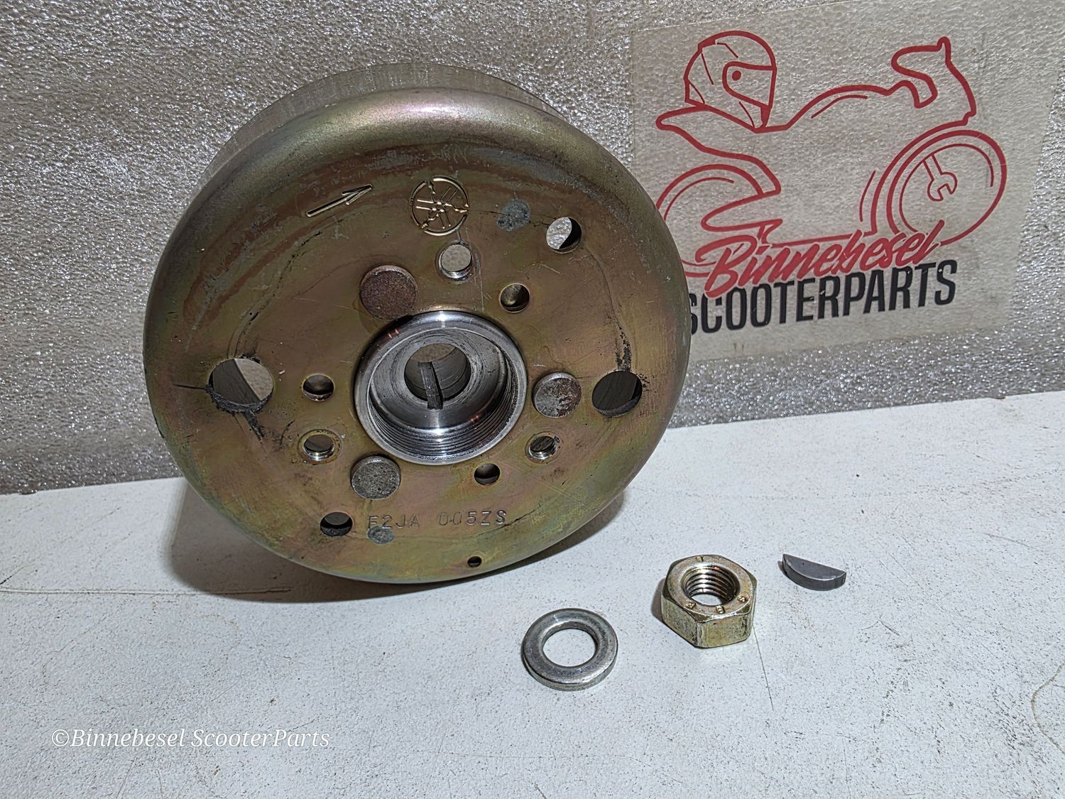 Polrad Minarelli Liegend Kurz Yamaha Zest 50 4FW #5 F2JA 005ZS +Zündkeil +Mutter Polrad Minarelli Liegend Kurz Yamaha Zest 50 4FW #5 F2JA 005ZS +Zündkeil +Mutter