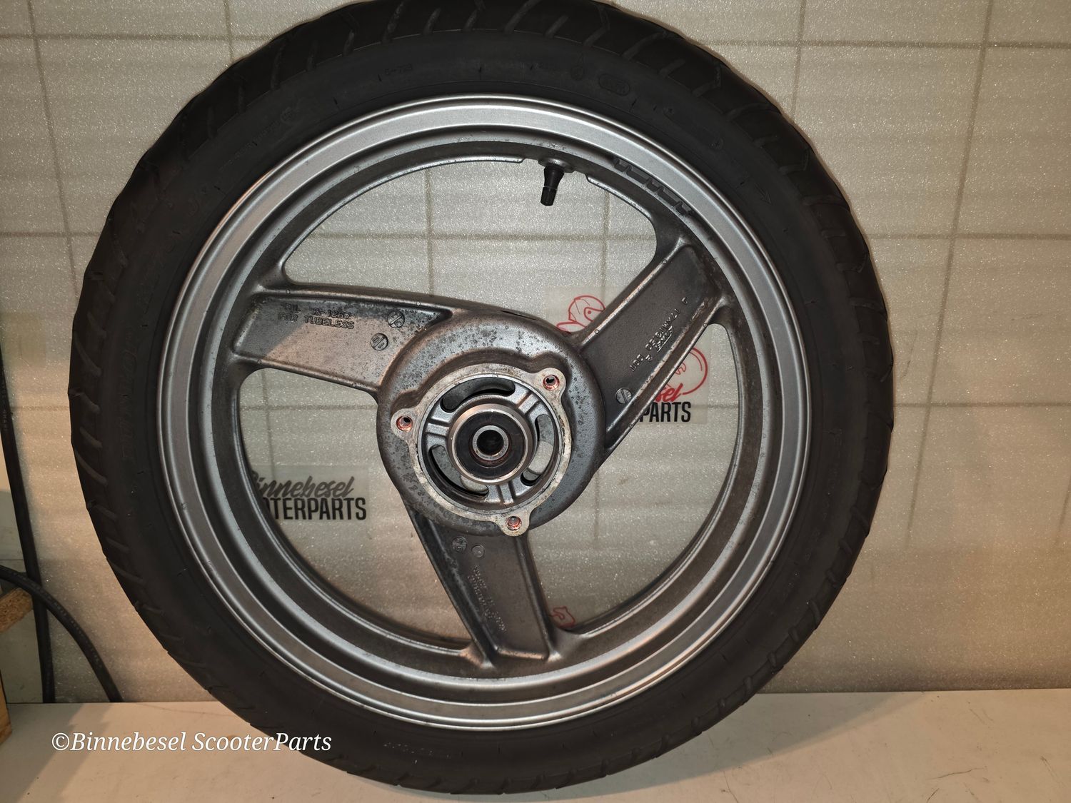 Felge Kawasaki GPZ 500s EX500D Hinten Enkei R-1267 J17xMT3,50 +Reifen 130-70-17 von 2004 Felge Kawasaki GPZ 500s EX500D Hinten Enkei R-1267 J17xMT3,50 +Reifen 130-70-17 von 2004