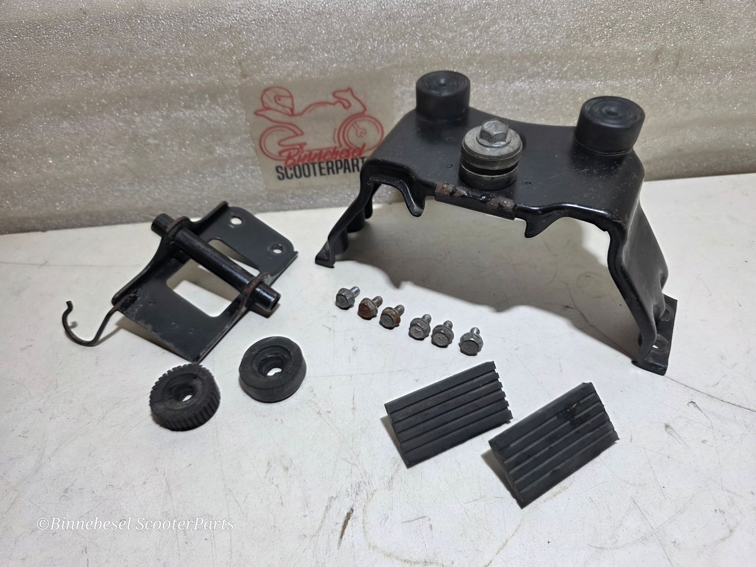 Rahmenteil Kawasaki GPZ 500s EX500D Halterung Benzintank +Tankgummis Sattelplatte