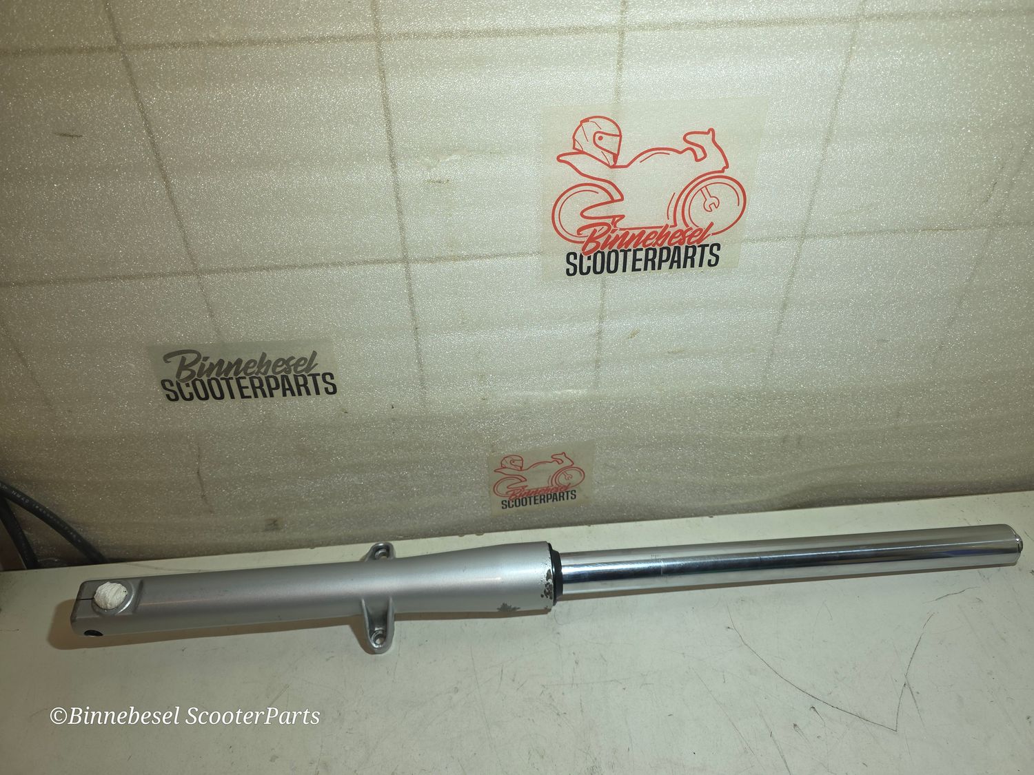 Gabelholm Hyosung Naked GT 125 MF51B Rechts Komplett Simmerringe Neu Ablassschraube Undicht Defekt +Kratzer Gabelholm Hyosung Naked GT 125 MF51B Rechts Komplett Simmerringe Neu Ablassschraube Undicht Defekt +Kratzer