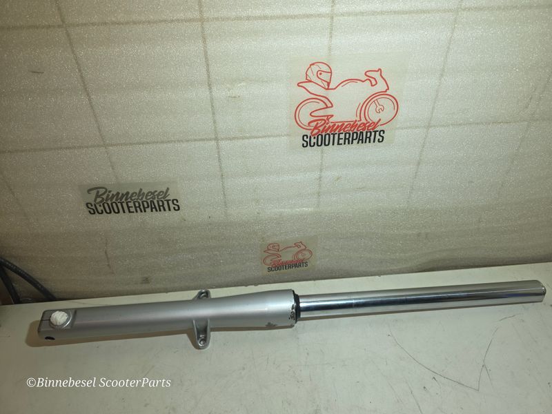 Gabelholm Hyosung Naked GT 125 MF51B Rechts Komplett Simmerringe Neu Ablassschraube Undicht Defekt +Kratzer