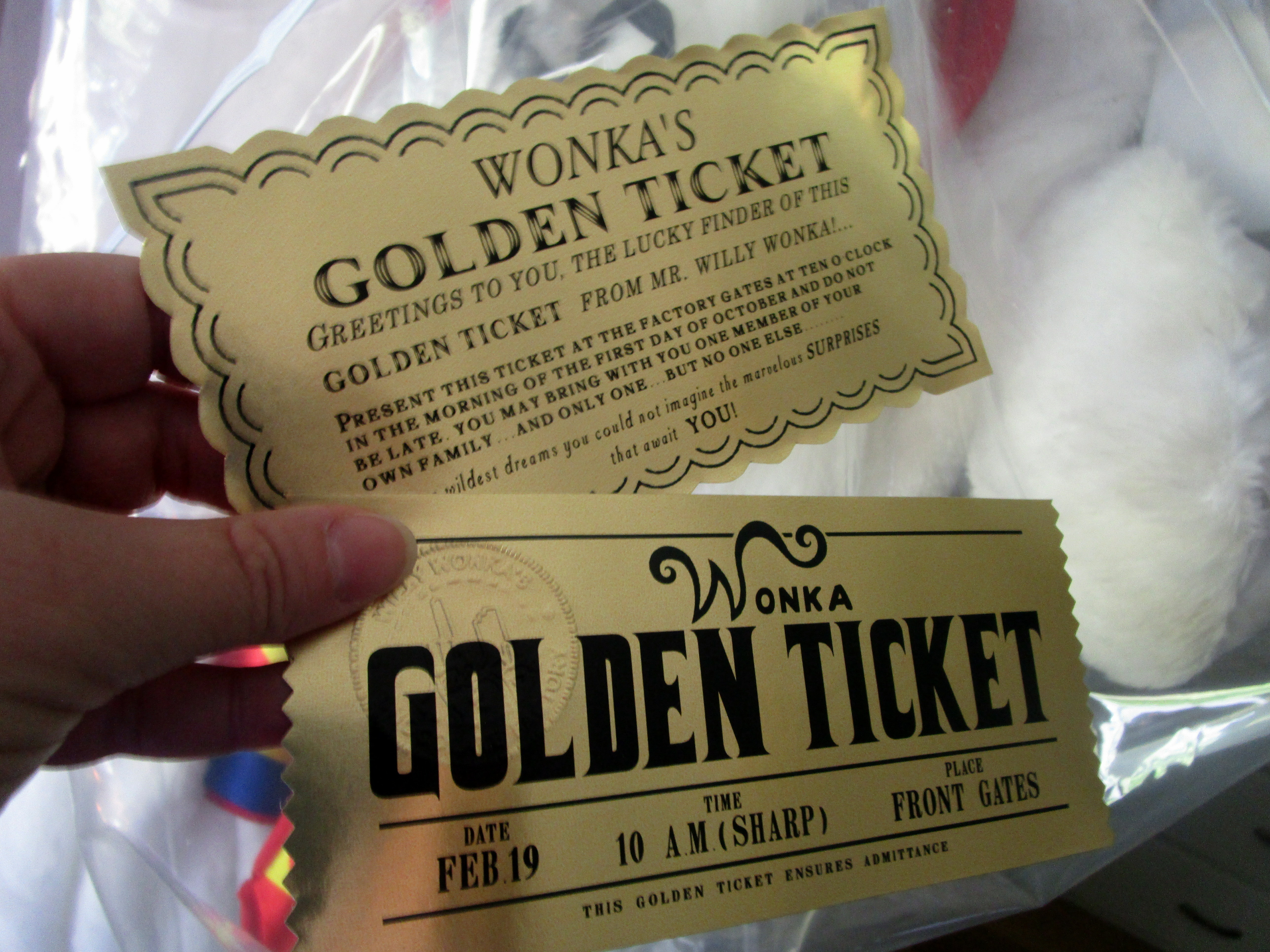 Сколько золотых билетов. Золотой билет Чарли и шоколадная фабрика. Золотой билет Willy Wonka. Шоколад Wonka Golden ticket.
