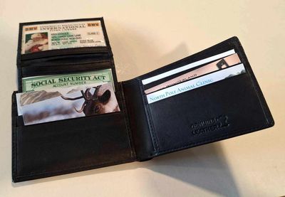 Santa&#39;s Lost Wallet - Evidence of Santa Claus with Inserts