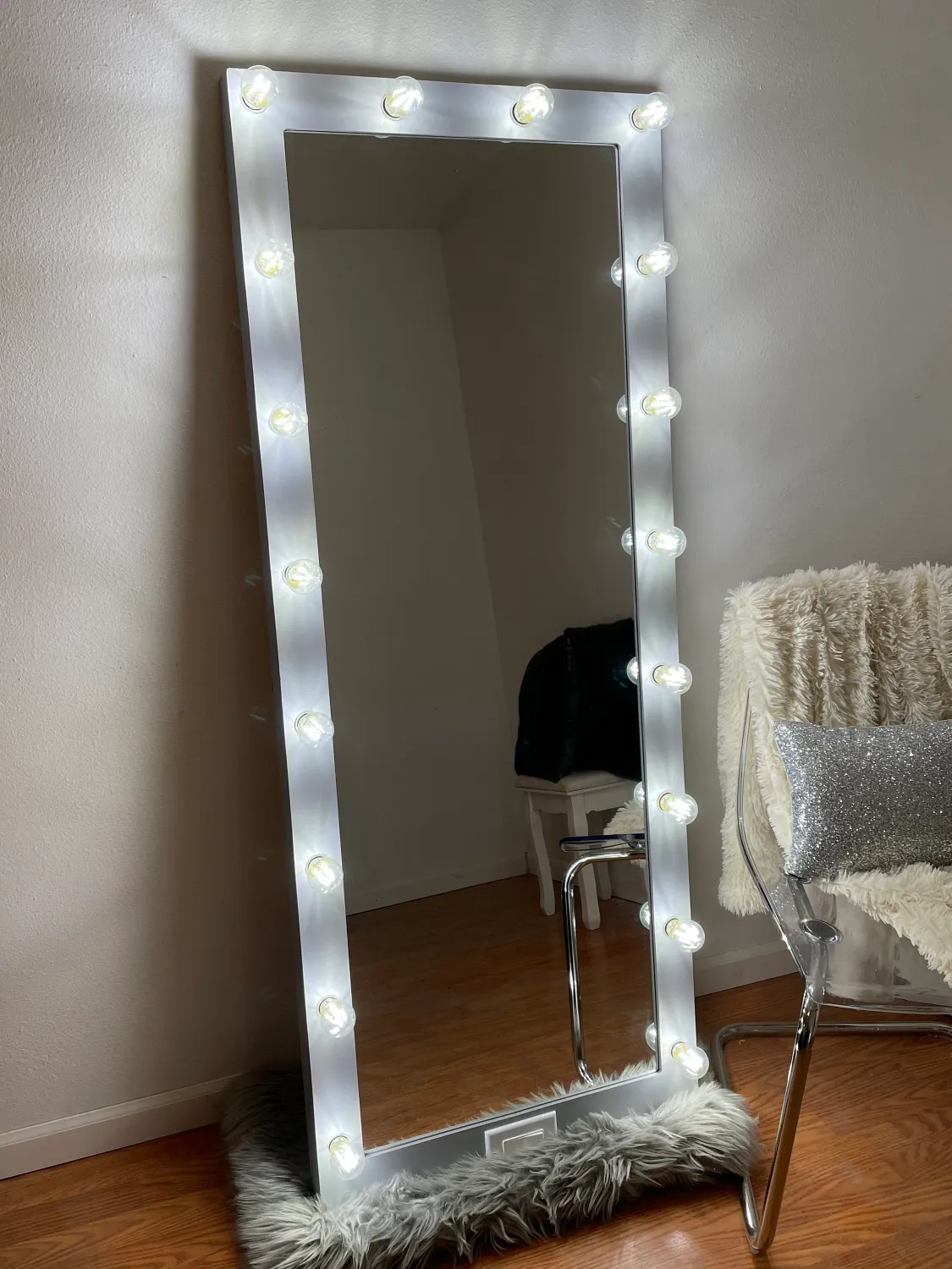 FLOOR MIRROR WITH LIGTHS