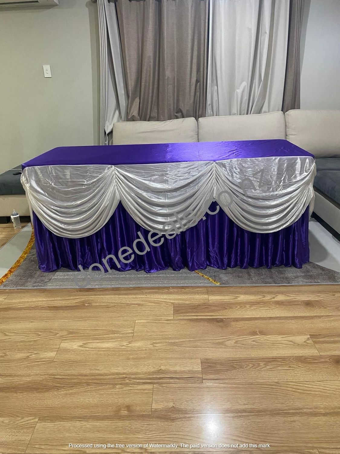 TS009-T Table skirt with white swag