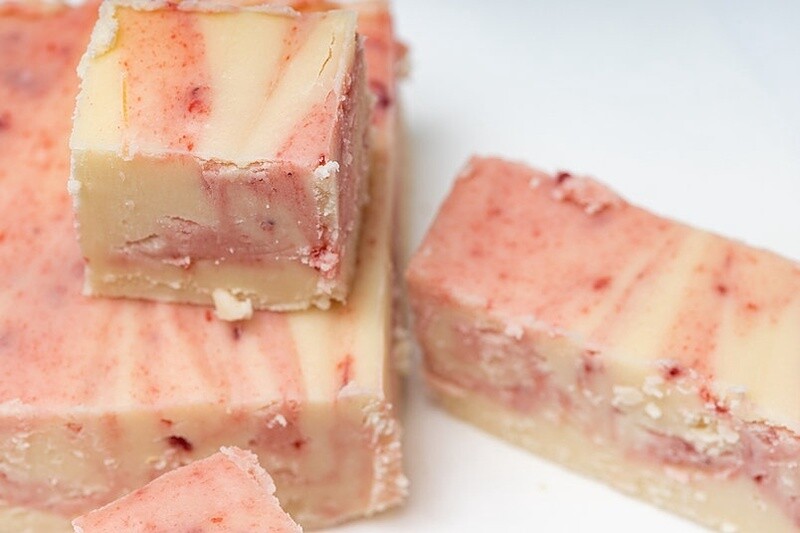 Fudge: Berries &amp; Cream  (price per box, approx. 350g)