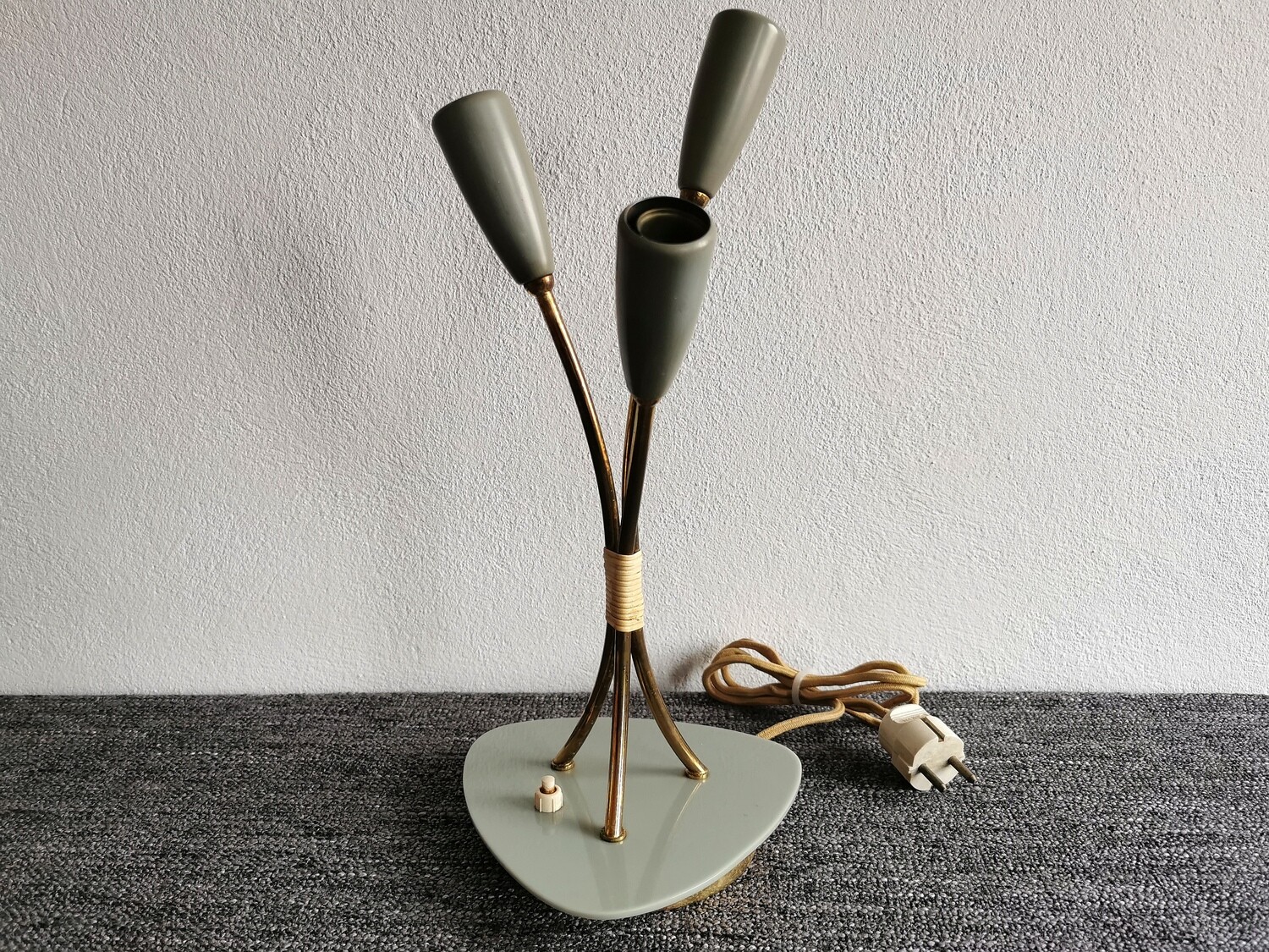 Antike dreiarmige Tischlampe
