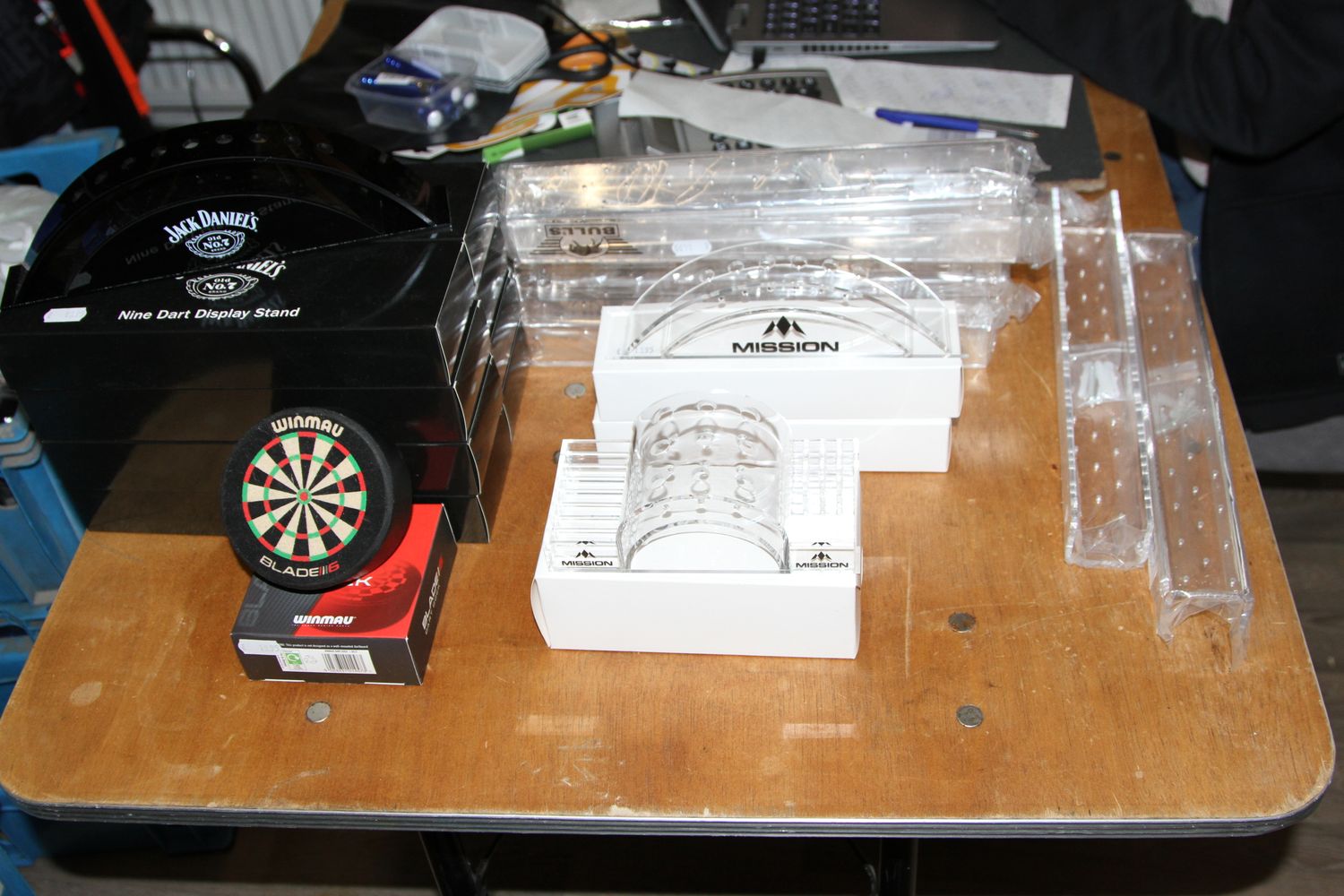 Kavel 412,  Darts Display, Jack Daniel&#39;s, Mission, Bull&#39;s, Winmau 19 stuks