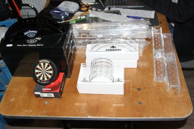 Kavel 412,  Darts Display, Jack Daniel&#39;s, Mission, Bull&#39;s, Winmau 19 stuks