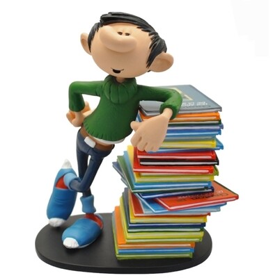 Beeld, Guust Flater leunt op boeken, Gaston