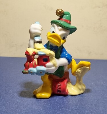 Beeldje, Donald Duck with glue stuck to foot, Enesco