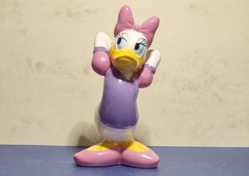 Beeldje, Daisy with hands behind head, Daisy / Katrien Duck, Disney