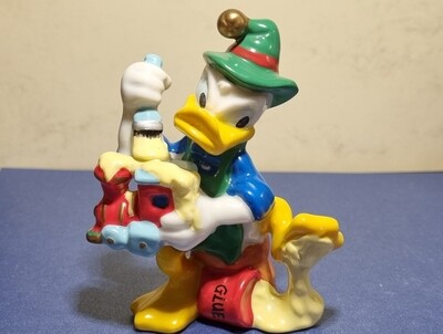 Beeldje, Donald Duck with glue stuck to foot, Enesco