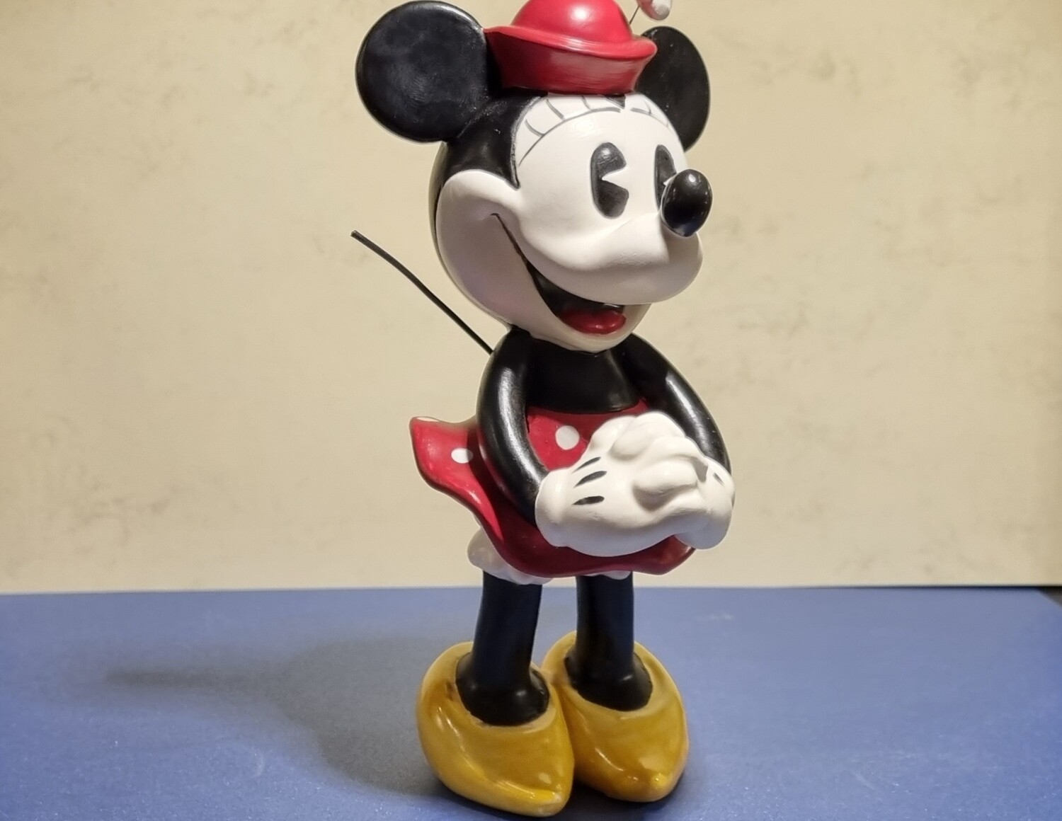 Beeldje, Pie-Eyed Minnie With Hand In Front, Minnie Mouse, Enesco 