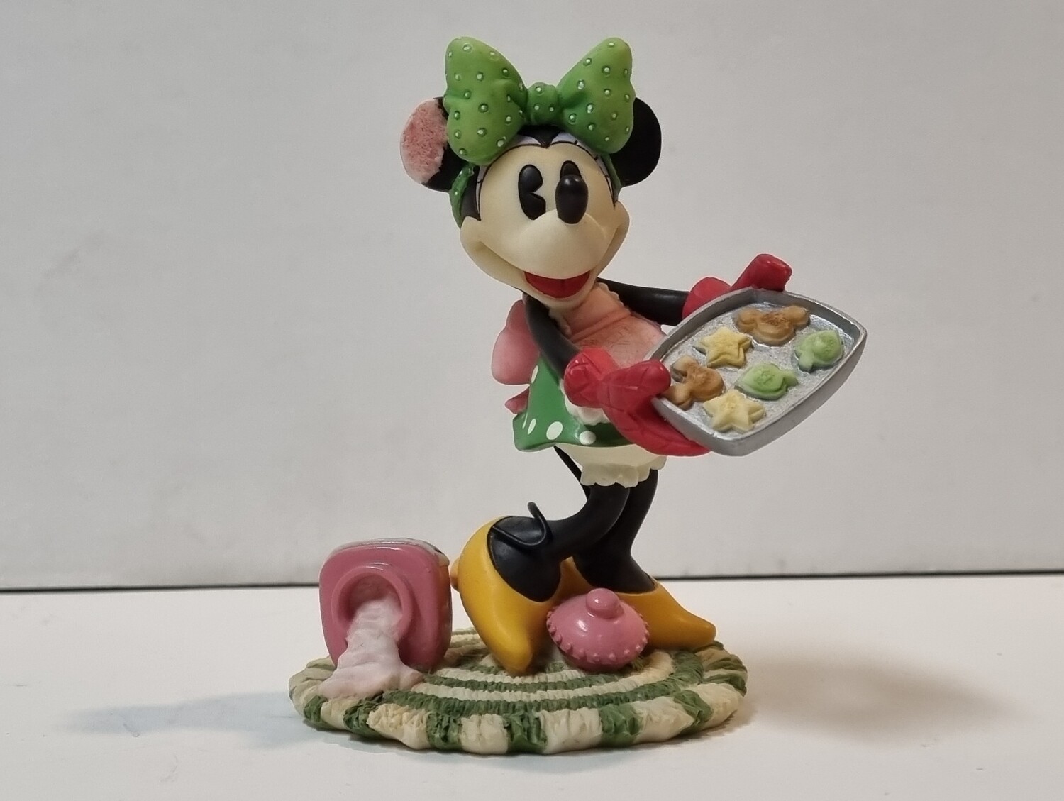 Beeldje, Minnie with plate of Cookies, Minnie Mouse, Disney