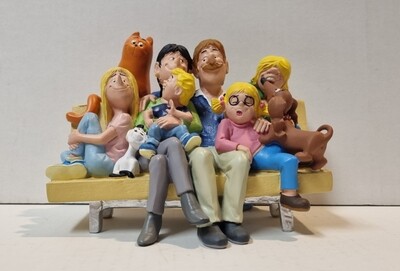 Beeldje, De Familie op de bank,  uit Jan, Jans en de kinderen