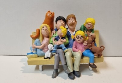 Beeldje, De Familie op de bank,  uit Jan, Jans en de kinderen