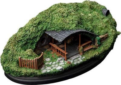Statue 39 Low Road, Hobbit Hole, The Hobbit An Unexpected Journey