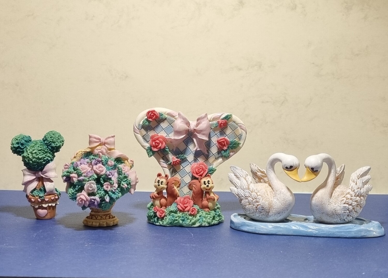 Set van 4 beeldjes, Swans, Topiary, Flower,  Basket, Trellis &amp; Cat, Enesco