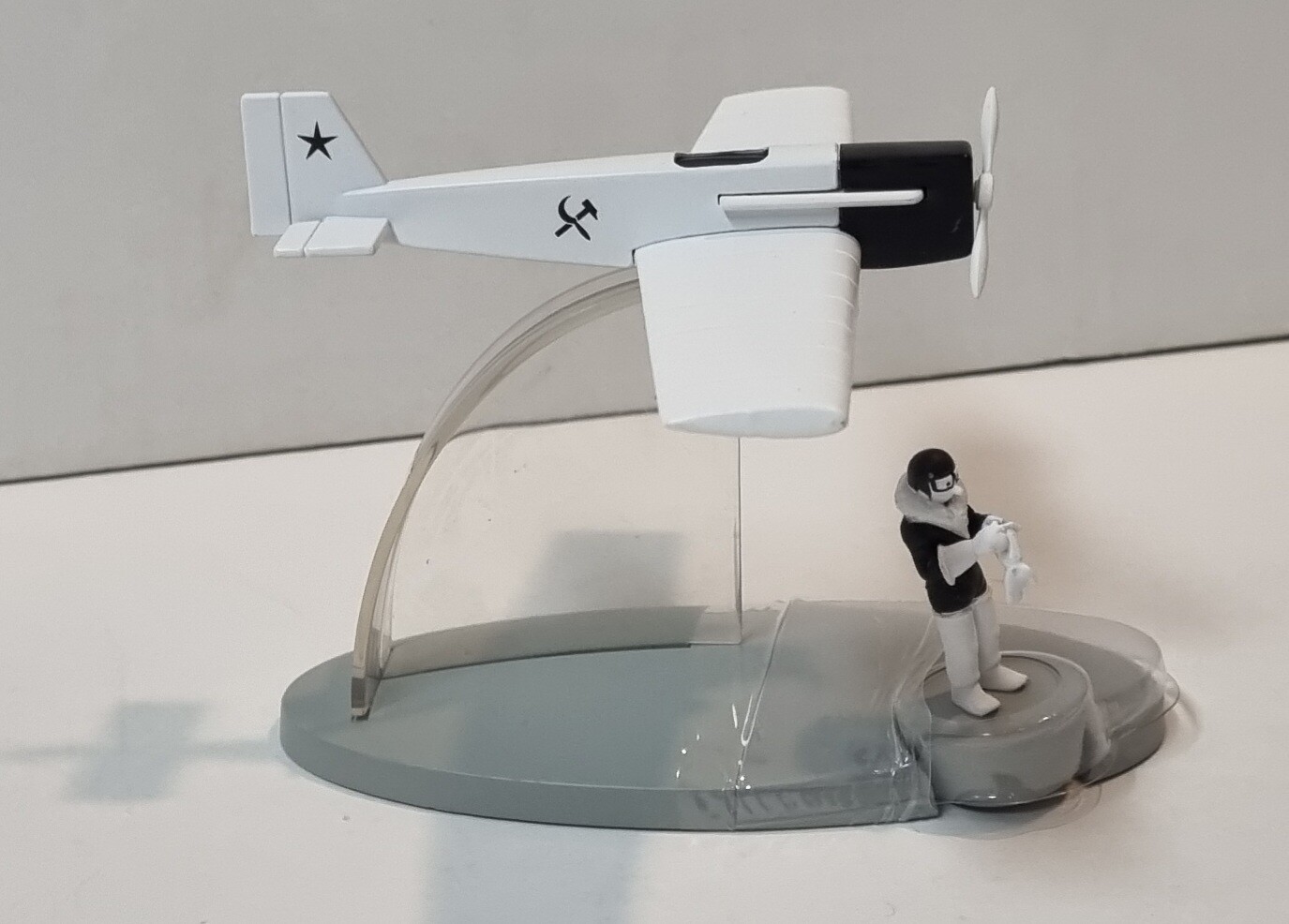 Sovjet jachtvliegtuig met Kuifje, uit Kuifje  in het land van de Sovjets