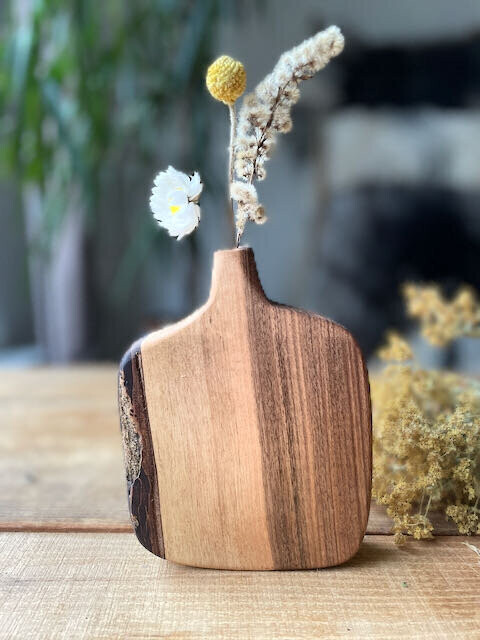 Vaasje in notelaar - massief hout