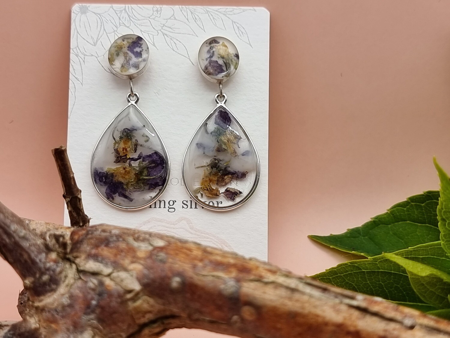 Violet bloemen en zilver oorbellen