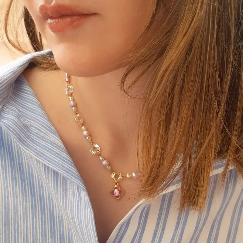 Roze klaverhalsketting met ketting en kralen