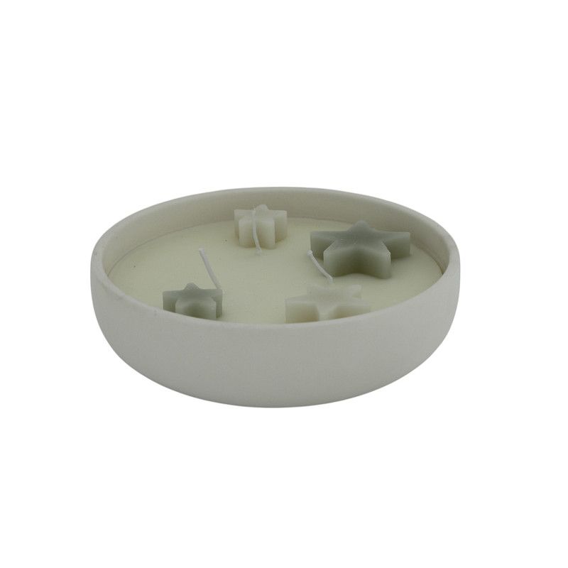 Kaars in keramische schaal met decoratieve blaadjes en meerdere lonten, voor een warme en gezellige sfeer.