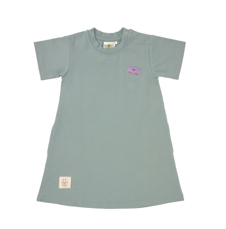 Lässig kleedje in Granite Green met kleine auto-applicatie op de borst, comfortabel en speels voor baby’s en kids.