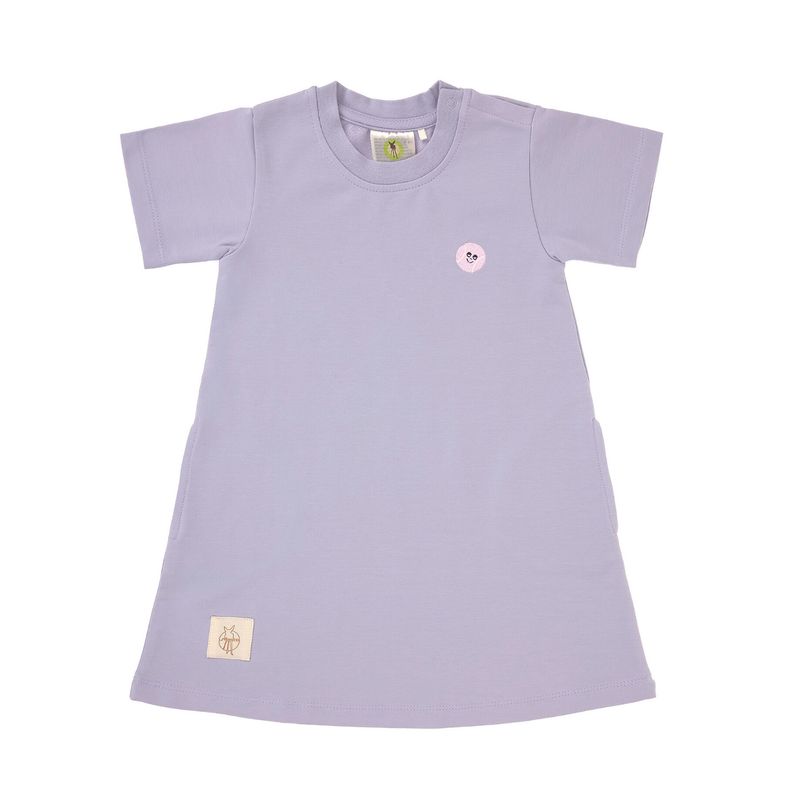 Zacht lila kinderjurkje met korte mouwen en klein geborduurd smiley detail op de borst