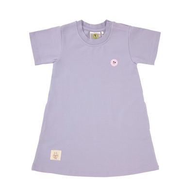Zacht lila kinderjurkje met korte mouwen en klein geborduurd smiley detail op de borst