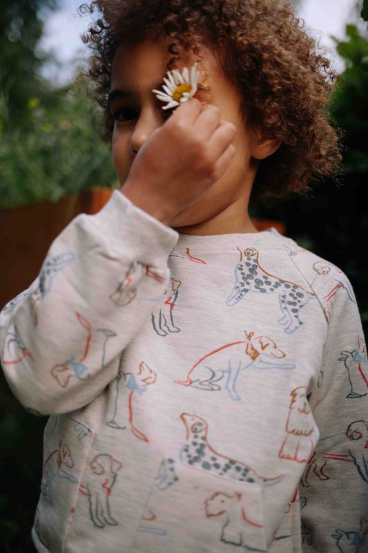 Sweater Milo – melange off white met hondenprint