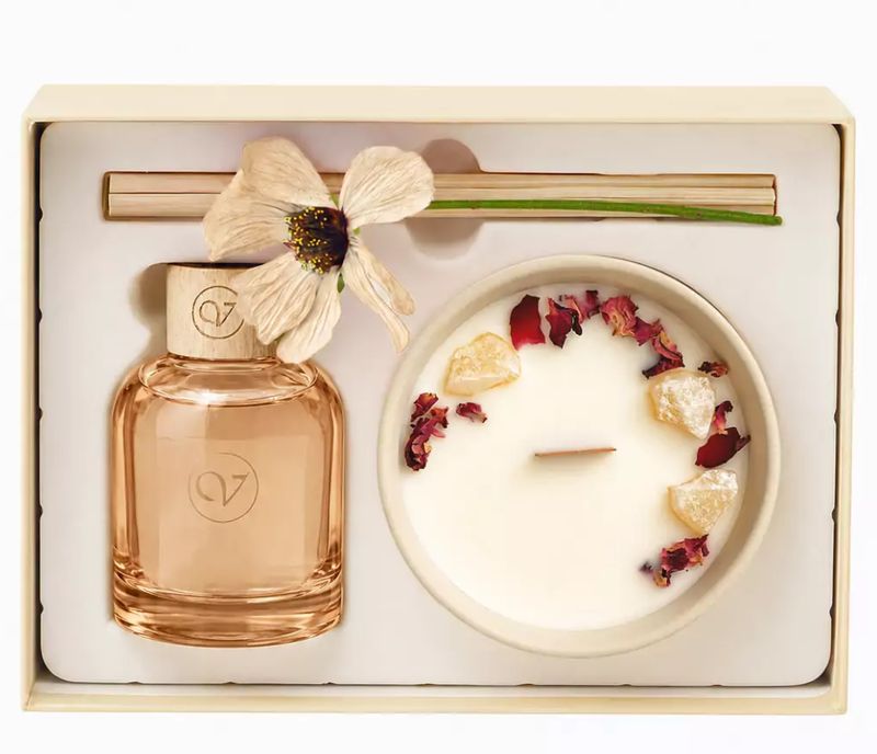 Cadeaubox (150ml geurstokjes met zijden bloem &250g geurkaar)Lila Lou