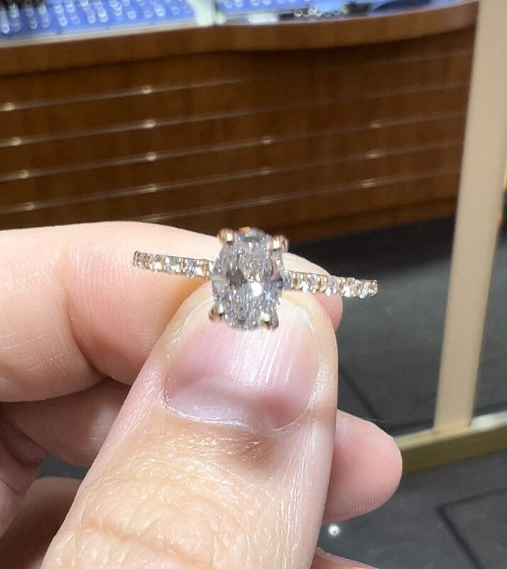 Oval Classic Ring Pavé 0.80ct Central