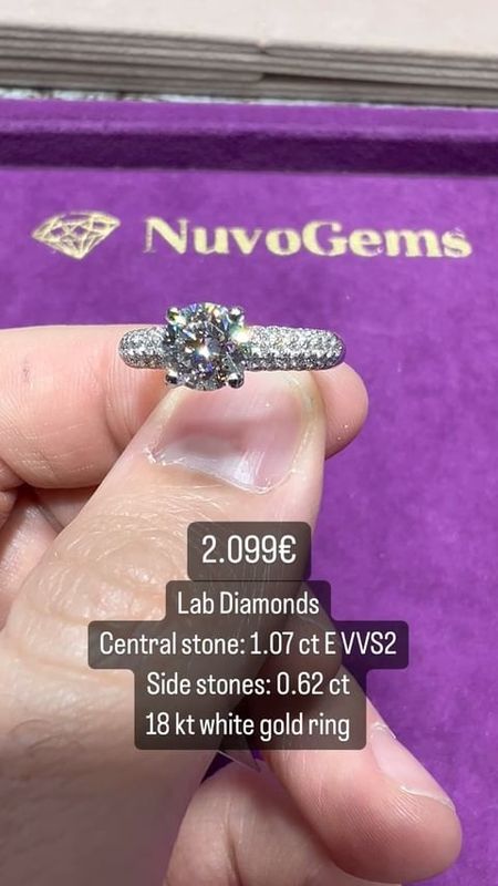 4 PRONGS SOLITAIRE RING PAVÉ Half Full 4 PRONGS SOLITAIRE RING PAVÉ Half Full