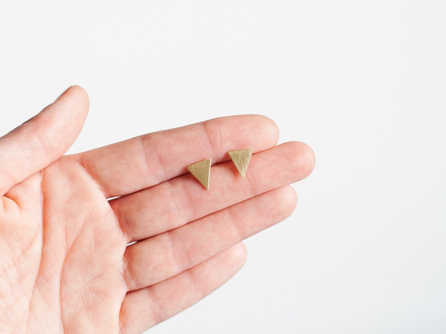 Inimini Homemade - Brass triangle studs