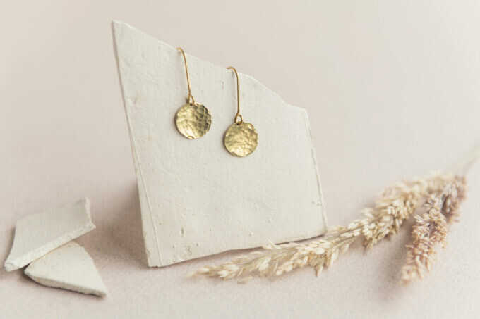 Inimini Homemade - Hammered brass dot earrings