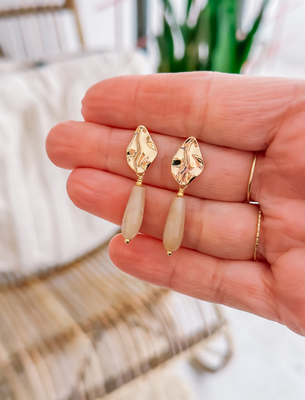 Isa &amp; Roza - Gehamerde oorsteker met beige druppel